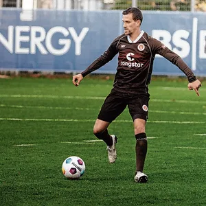 Simon Zoller führt den Ball.