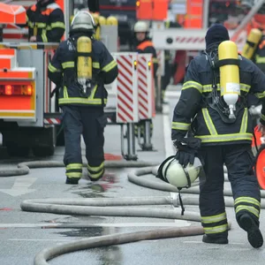 Flammen in Küche – Feuerwehr rettet Bewohner