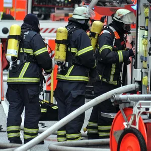 Die Feuerwehr verhinderte eine Ausbreitung der Flammen. (Symbolfoto)