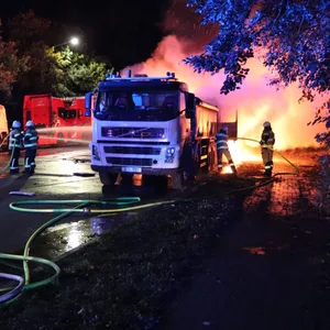 Aufnahme der Einsatzstelle des Lkw-Brands: Feuerwehrleute löschen einen brennenden Sattelzug.