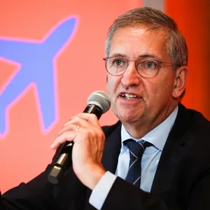 Flughafen-Chef Michael Eggenschwiler mit einem Mikrofon in der Hand (Archivbild).