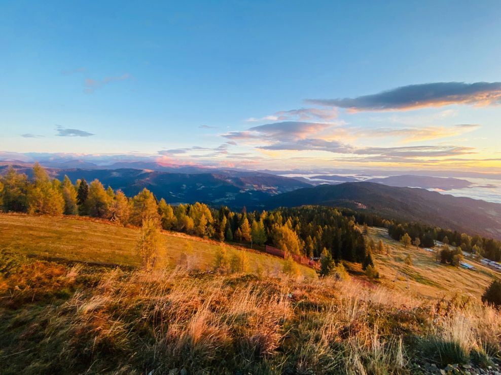 Atemberaubende Farben während einer herbstlichen Sonnenaufgangswanderung im Feuerberg Mountain Resort in Kärnten.