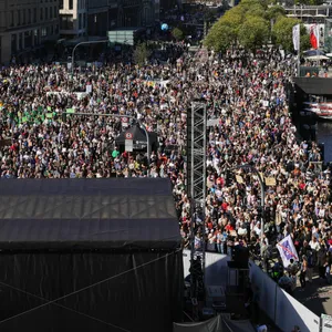 Tausende nehmen an der Demo von Fridays for Future auf dem Jungfernstieg im September 2023 teil.
