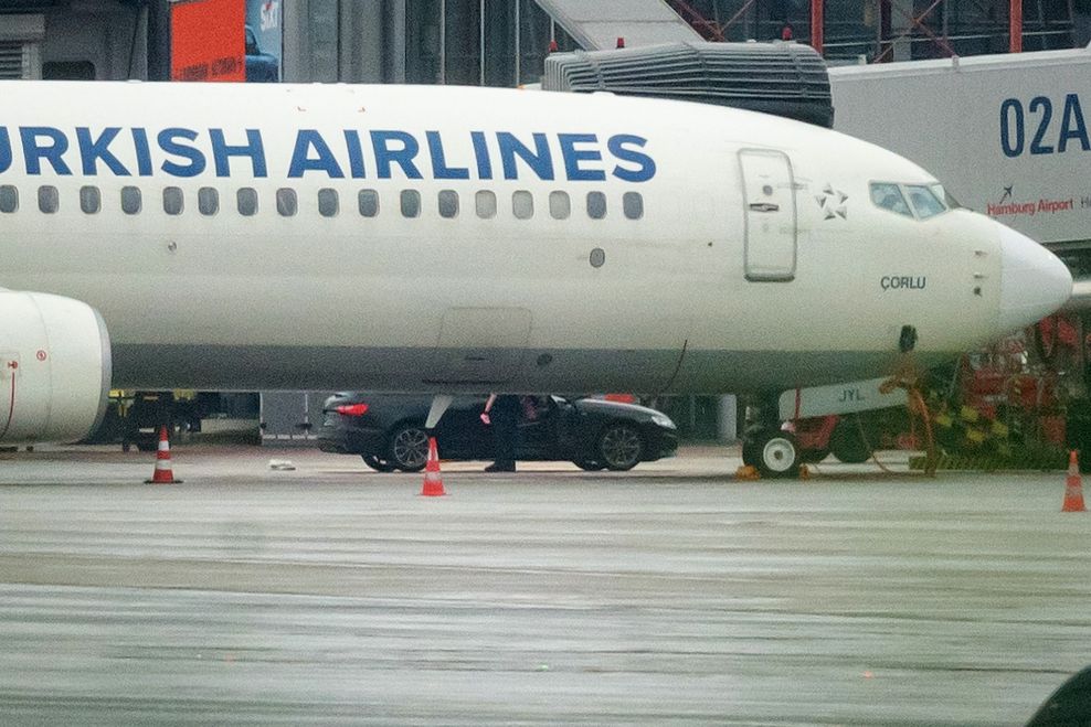 Ein bewaffneter Mann fuhr mit dem Auto auf das Flugfeld und parkte direkt neben einer Maschine von Turkish Airlines.