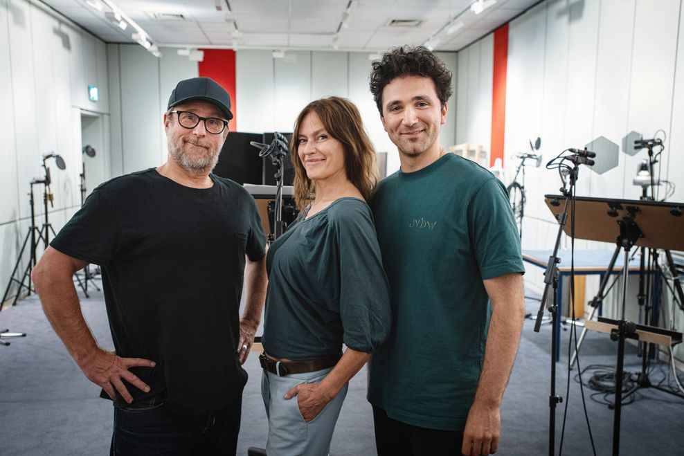 Bjarne Mädel (v.l.), Nina Kronjäger und David Vormweg ermitteln künftig für den NDR im „Radio-Tatort“.