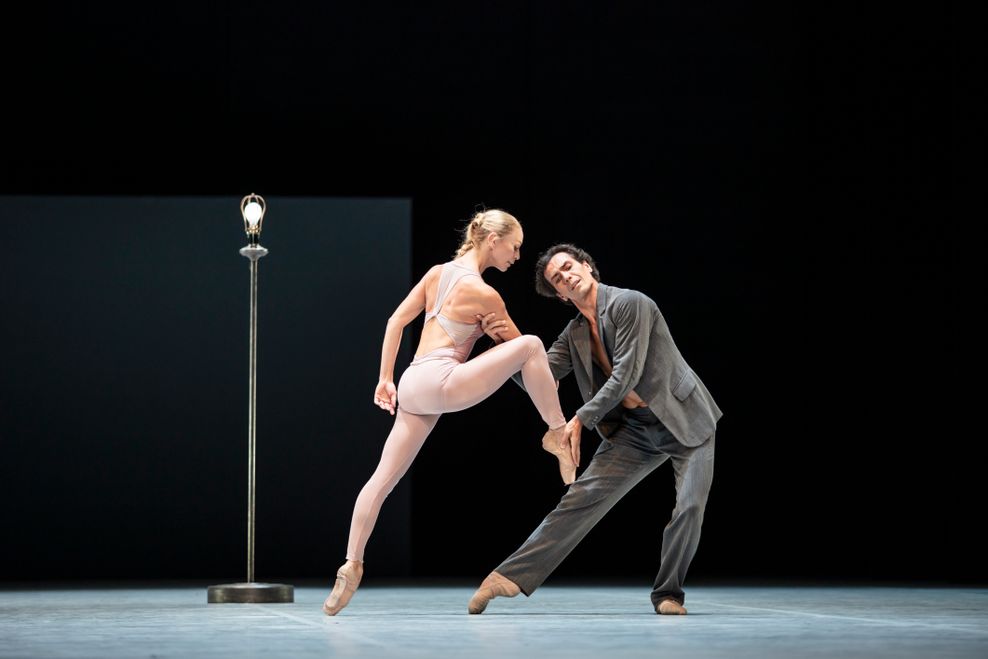 Ballett von John Neumeier: Silvia Azzoni und Alexandre Riabko tanzen in „Ghost Light“.