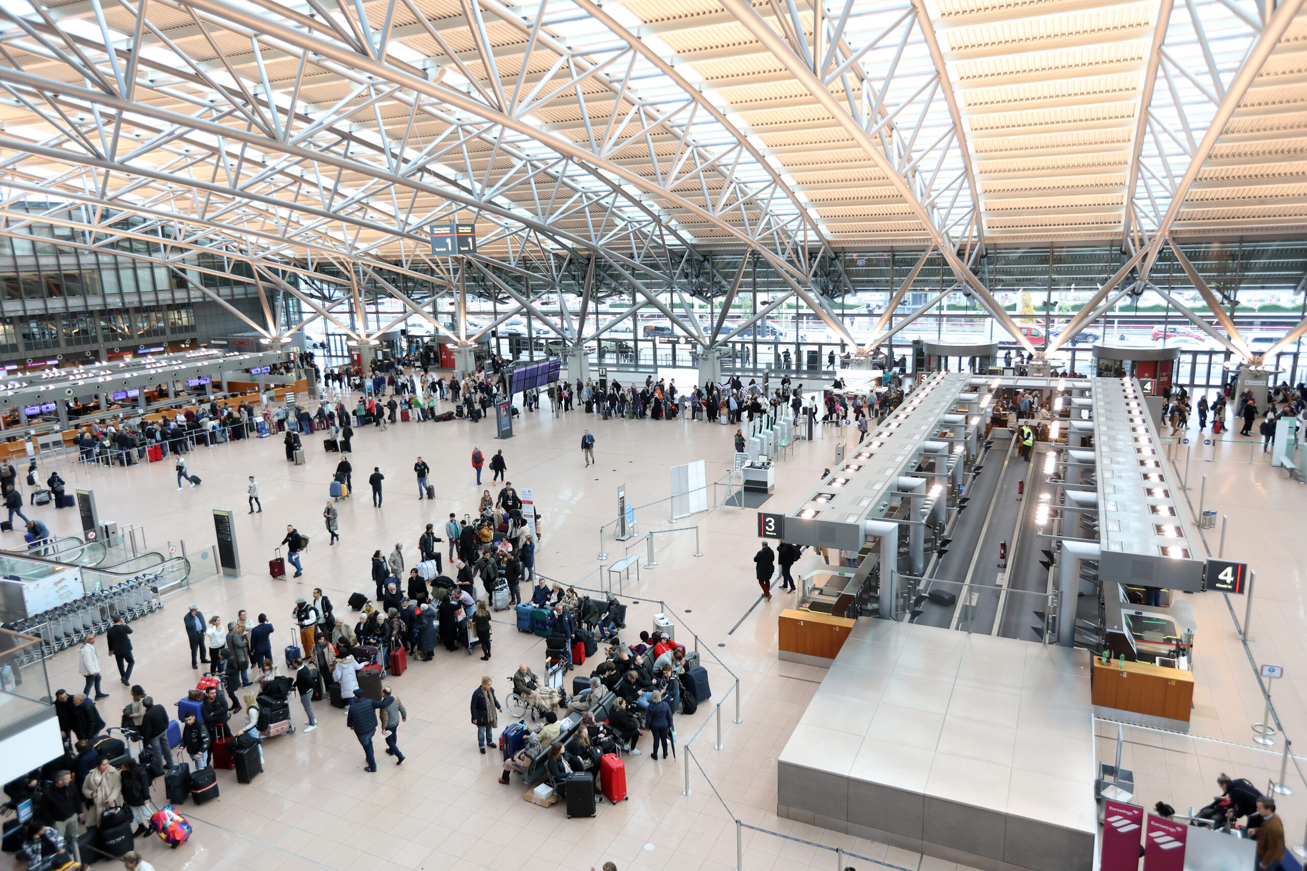 Reisende im Terminal 1 des Hamburger Flughafens. Nach der Geiselnahme vom Samstag normalisiert sich der Betrieb wieder.