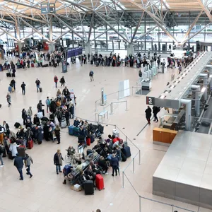 Reisende im Terminal 1 des Hamburger Flughafens. Nach der Geiselnahme vom Samstag normalisiert sich der Betrieb wieder.