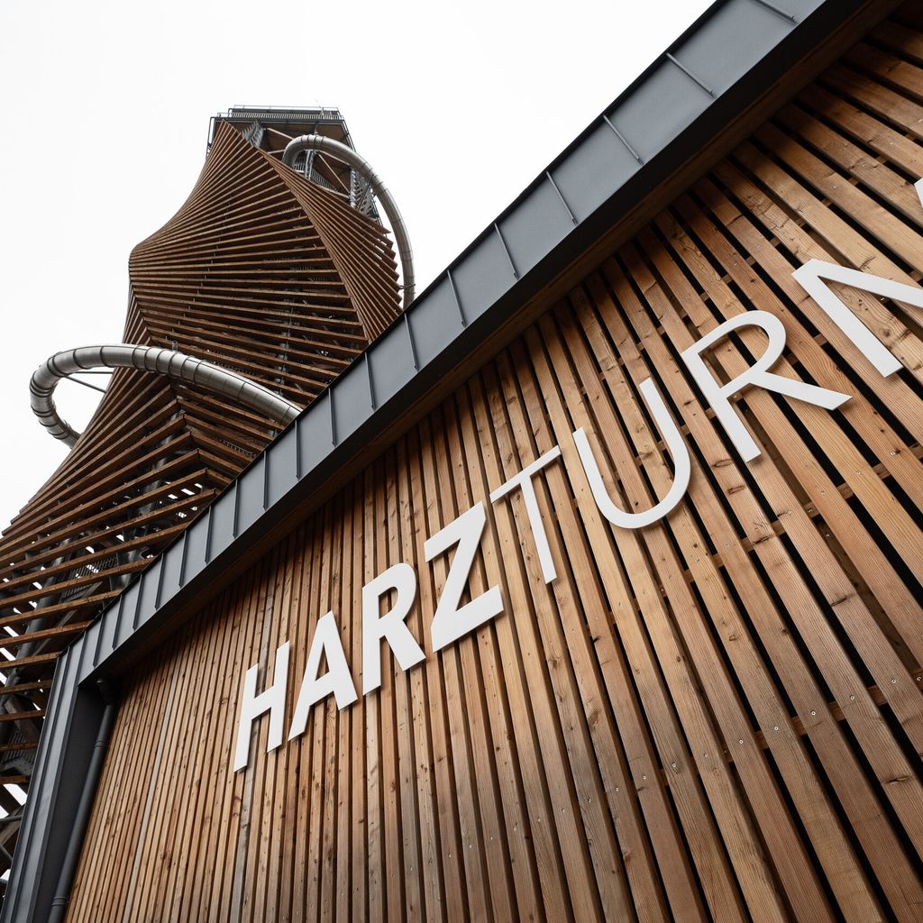Nach jahrelangen Verzögerungen beim Bau ist der Harzturm als neues Ausflugsziel in Torfhaus nun fertig.