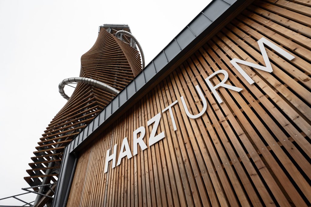 Nach jahrelangen Verzögerungen beim Bau ist der Harzturm als neues Ausflugsziel in Torfhaus nun fertig.