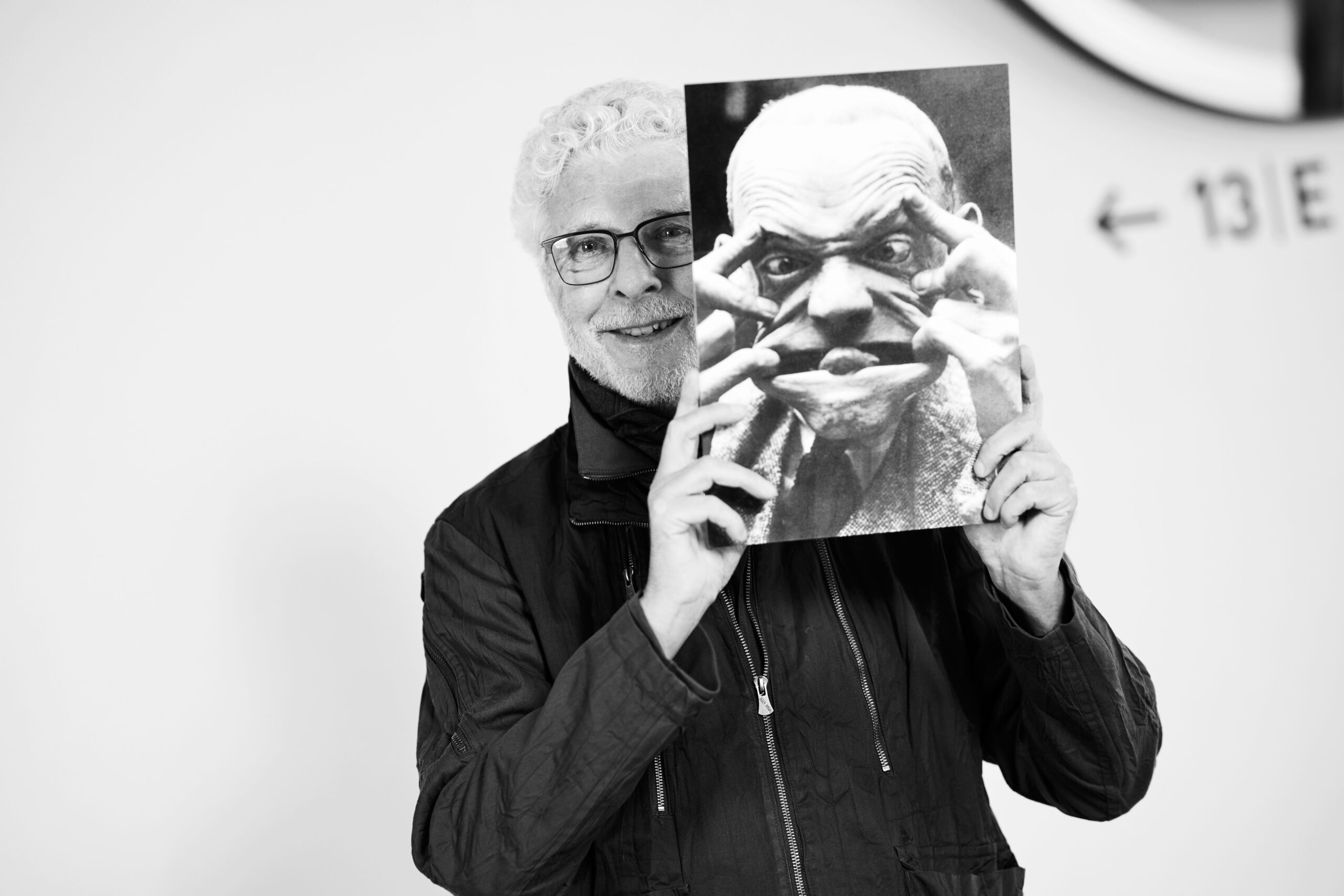 Künstler André Heller mit einem Foto von Komiker Karl Valentin. Dessen Ausspruch „Fremd ist der Fremde nur in der Fremde“ macht Heller zum Motto seines „Reflektor“-Festivals.
