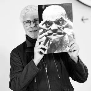 Künstler André Heller mit einem Foto von Komiker Karl Valentin. Dessen Ausspruch „Fremd ist der Fremde nur in der Fremde“ macht Heller zum Motto seines „Reflektor“-Festivals.