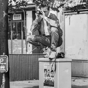 Thomas Hirschbiegel mit Kamera auf einem Stromverteilerkasten