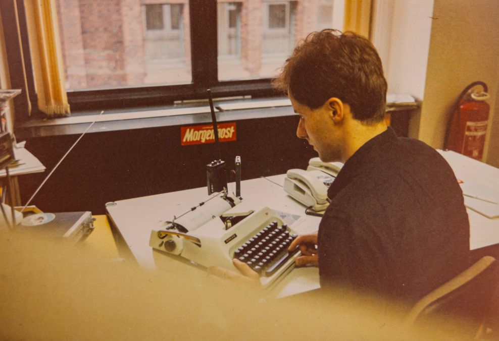 Thomas Hirschbiegel als 20-Jähriger am Schreibtisch in der MOPO-Redaktion