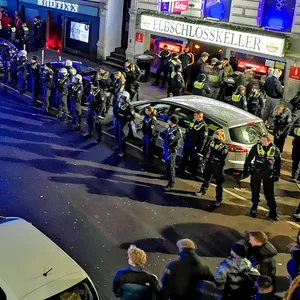 Polizisten bildeten eine kette vor dem Elbschlosskeller.