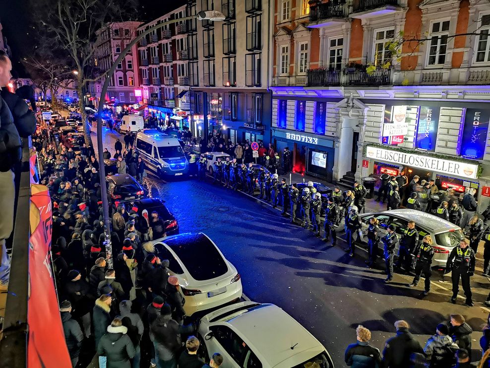 Polizisten bildeten eine kette vor dem Elbschlosskeller.