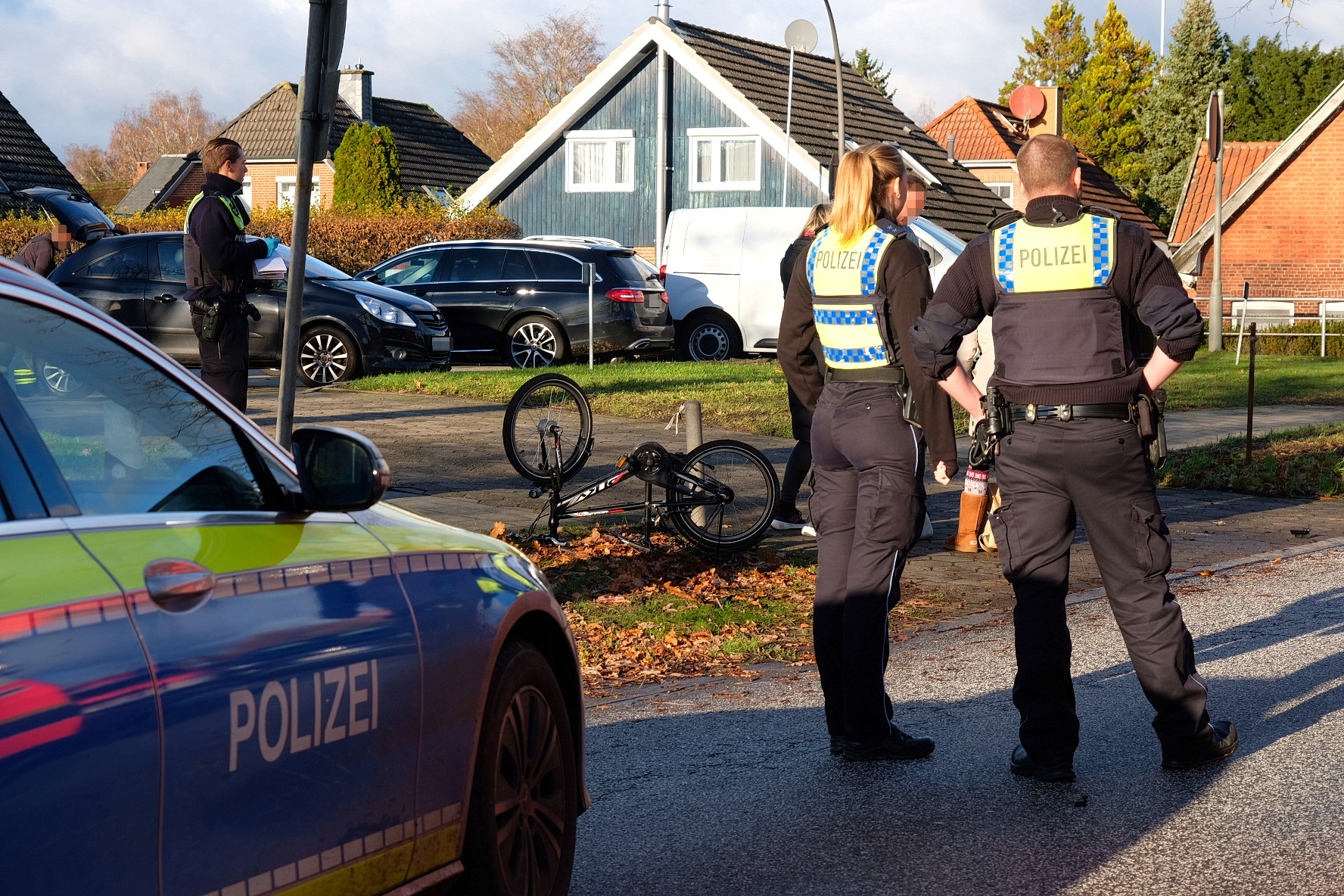 Das Fahrrad des Kindes liegt am Straßenrand. Polizisten sperrten den Unfallbereich ab.