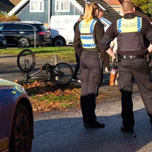 Das Fahrrad des Kindes liegt am Straßenrand. Polizisten sperrten den Unfallbereich ab.