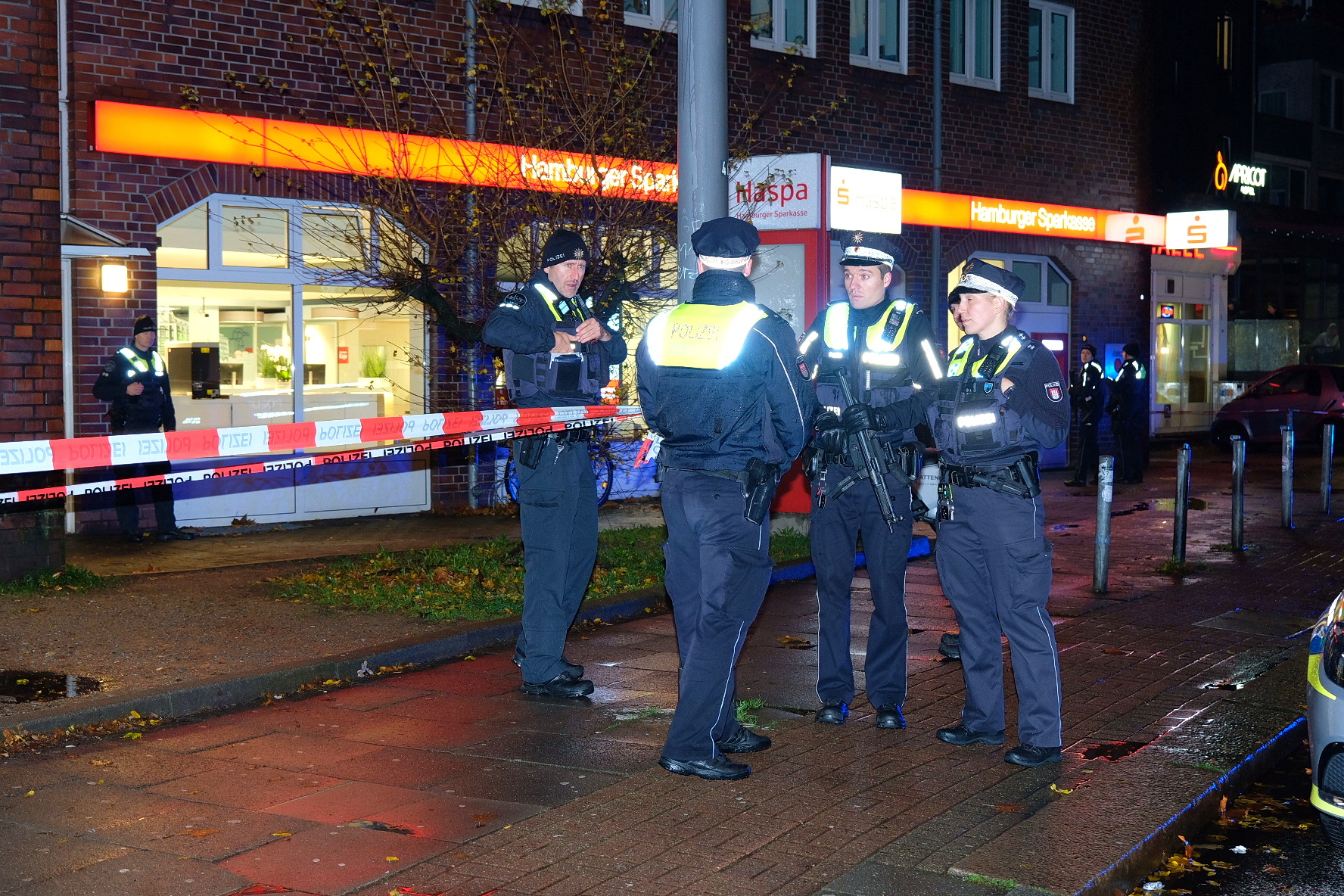 Polizisten sichern den Tatort an der Hammer Landstraße.