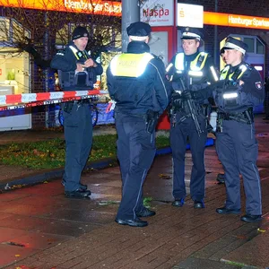 Polizisten sichern den Tatort an der Hammer Landstraße.