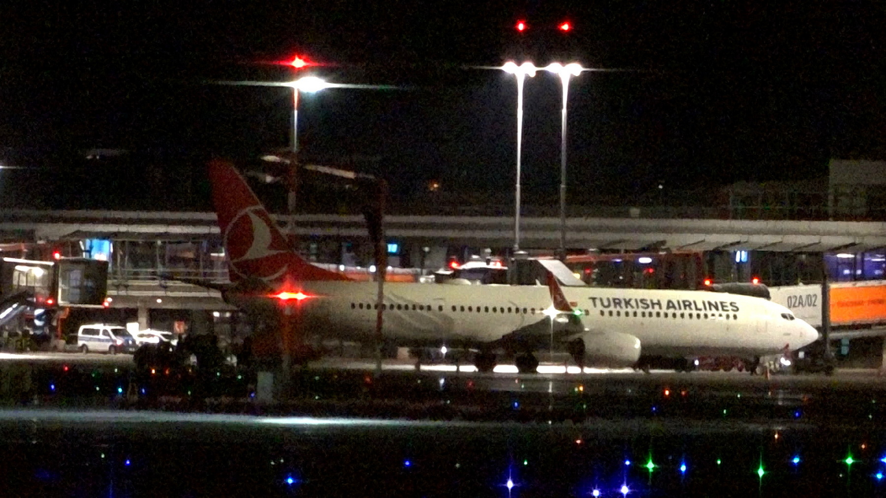 Flughafen Hamburg: eine Maschine der Turkish Airlines, hinten der Wagen des Geiselnehmers