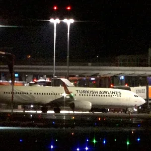 Flughafen Hamburg: eine Maschine der Turkish Airlines, hinten der Wagen des Geiselnehmers