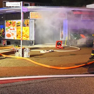 Dichter Rauch steigt aus dem Supermarkt an der Ohechaussee in Norderstedt.