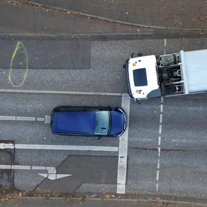Die Polizei hat die Stelle markiert, an der die Frau auf der Straße lag – sie soll bei Rot über die Ampel gegangen sein.
