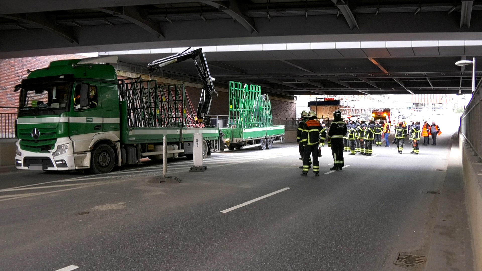 Ein Lkw ist mit dem Kranausleger gegen die Brücken an der Zweibrückenstraße gefahren.