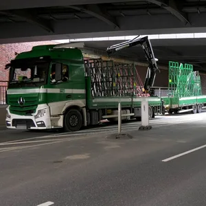 Ein Lkw ist mit dem Kranausleger gegen die Brücken an der Zweibrückenstraße gefahren.