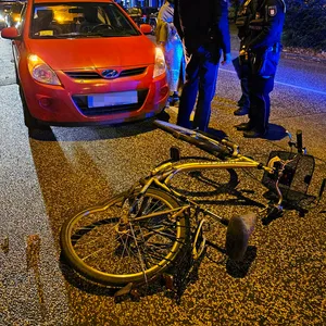 Vor Ort hieß es, der Radfahrer sei plötzlich auf die Max-Brauer-Allee gefahren und dann von dem Kleinwagen erfasst worden.