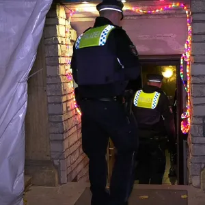 Polizisten räumen die illegale Shisha-Bar in Hamburg-Rotherbaum.