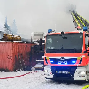 Werkstatthalle in Flammen – Großbrand bei Hamburg
