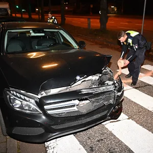Ein Polizist streut ausgelaufene Betriebsstoffe ab.