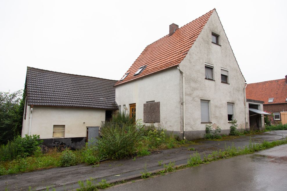 Das mittlerweile abgerissene „Horrorhaus“ von Höxter. Hier quälten Wilfried W. und seine Partnerin jahrelang Frauen.