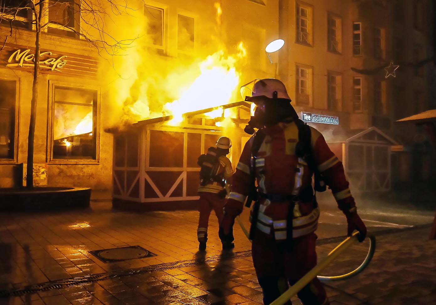 Meterhohe Flammen auf Weihnachtsmarkt in Flensburg