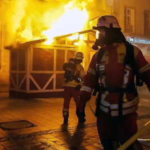 Meterhohe Flammen auf Weihnachtsmarkt in Flensburg