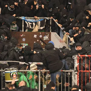Polizei und Fans am Gästeblock des Millerntorstadions liefern sich brutale Auseinandersetzung