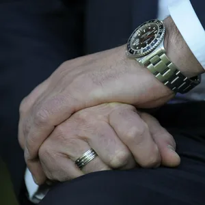Ein Mann trägt eine Uhr der Luxusmarke Rolex am Handgelenk. (Symbolbild)
