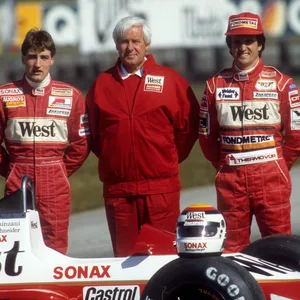 Erich Zakowski mit seinen beiden Fahrern Bernd Schneider (l.) und Piercarlo Ghinzani (r.).