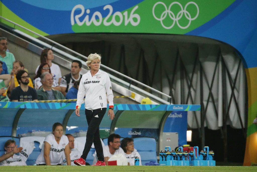 Silvia Neid an der Seitenlinie der deutschen Nationalmannschaft der Frauen