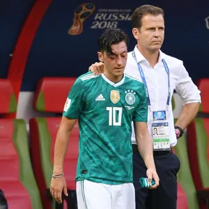 Mesut Özil und Oliver Bierhoff nach dem WM-Aus der deutschen Nationalmannschaft in Russland.