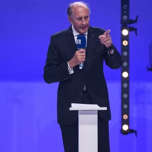 Hans-Joachim Stuck mit Mikrofon