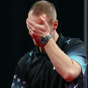 Max Hopp schlägt die Hand vors Gesicht