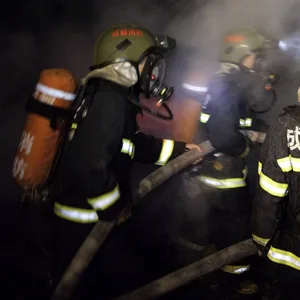 Chinesische Feuerwehrleute bei der Brandbekämpfung.