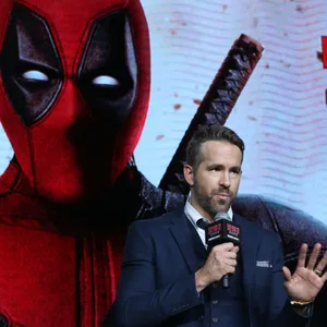 Ryan Reynolds bei der Vorstellung von „Deadpool 2“. Hinter ihm das Filmplakat