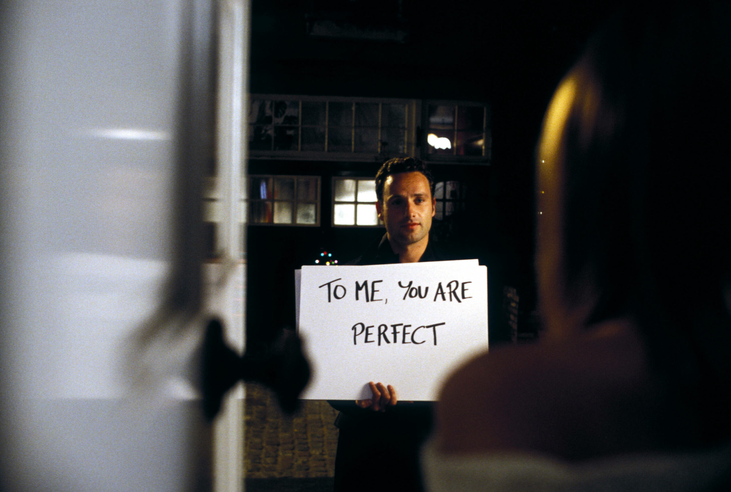 Die wohl legendärste Szene aus „Tatsächlich... Liebe“: Mark (Andrew Lincoln) gesteht Juliet (Keira Knightley) seine Liebe mit Schildern. (Archivbild)