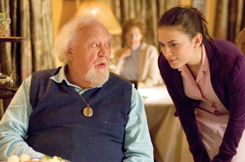 Joss Ackland und Hayley Atwell im Film „How about you“