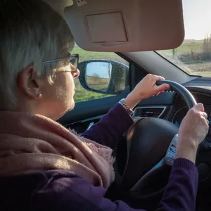 Seniorin fährt Auto