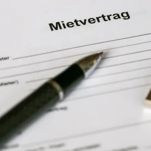 Ein Mietvertrag liegt mit einem Kugelschreiber und Wohnungsschlüsseln auf einem Tisch. (Symbolbild)